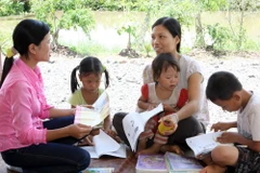 Cán bộ dân số truyền thông về kế hoạch hóa gia đình. (Nguồn: TTXVN)