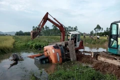 Bị máy xúc đè vào người, một công nhân tử vong ngay tại chỗ