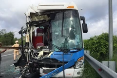 Xe khách bị biến dạng sau tai nạn. (Ảnh: Hoàng Hải/Vietnam+) 