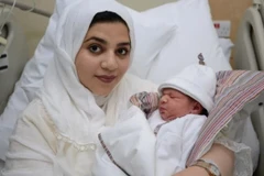 Moaza Al Matrooshi và đứa con mới sinh. (Nguồn: Telegraph)