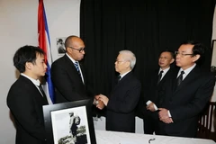 Tổng Bí thư Nguyễn Phú Trọng chia buồn với Đại sứ Cuba Herminio Lope Diaz. (Ảnh: Trí Dũng/TTXVN)