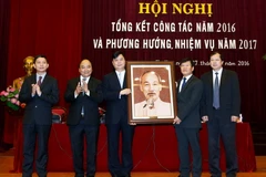 Thủ tướng Nguyễn Xuân Phúc tặng bức tranh đá 'Chân dung Chủ tịch Hồ Chí Minh' cho Viện Hàn lâm Khoa học Xã hội Việt Nam. (Ảnh: Thống Nhất/TTXVN)