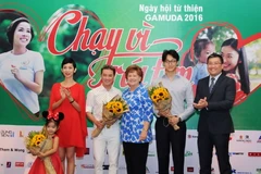 Các văn nghệ sỹ tại buổi Công bố chương trình 'Chạy vì trái tim 2016.' (Ảnh: An Hiếu/Vietnam+)