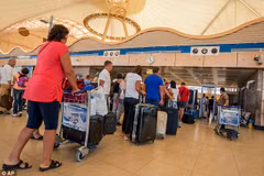 Khách tại sân bay Sharm El-Sheikh. (Nguồn: AP)