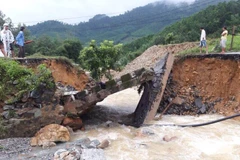 Ngầm tràn trên Quốc lộ 40B bị hư hại sau mưa lớn kéo dài. (Ảnh: Đoàn Hữu Trung/TTXVN)
