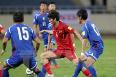Pha cầm bóng đột phá của tiền vệ Tuấn Anh - số 8. (Ảnh: Quốc Khánh/TTXVN)