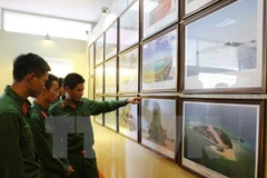 Khách tham quan một trưng bày về Hoàng Sa, Trường Sa của Việt Nam. (Ảnh: Trần Lê Lâm/TTXVN)
