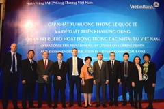 Bà Bùi Như Ý - Phó Tổng Giám đốc VietinBank (thứ 6 từ phải sang) cùng đại diện các đơn vị tham gia hội thảo. (Nguồn: VietinBank) 