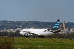 Máy bay Airbus A320 của hãng hàng không Afriqiyah Airways tại sân bay Luqa, ở Malta ngày 23/12. (Nguồn: AFP/TTXVN)