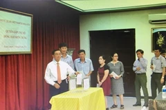 Cán bộ nhân viên Đại sứ quán, đại diện các doanh nghiệp và cộng đồng người Việt Nam quyên góp tại lễ phát động. (Ảnh: Lê Hòa/Vietnam+)