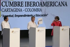 Tổng thống Colombia Juan Manuel Santos (giữa), Tổng thống Guatemala Jimmy Morales (trái) và Tổng thư ký Iberia-Mỹ Latinh Rebeca Gryspan tại hội nghị. (Nguồn: AP/TTXVN)