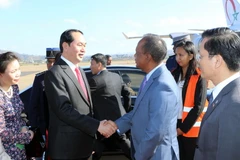 Các quan chức Chính phủ Madagascar cùng Ban tổ chức Hội nghị đón Chủ tịch nước Trần Đại Quang và Phu nhân tại sân bay quốc tế Ivato. (Ảnh: Nhan Sáng/TTXVN)