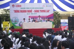 Tiến sỹ Nguyễn Đức Nghĩa, Phó Giám đốc Đại học Quốc gia TP.HCM tư vấn hướng nghiệp cho học sinh. (Ảnh: Hoàng Hải/Vietnam+) 