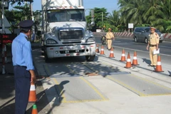 Kiểm tra tải trọng xe tại Trạm cân xe lưu động Tiền Giang. (Ảnh: Minh Trí/TTXVN)