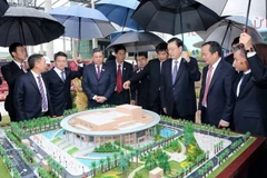  Ông Trương Đức Giang xem mô hình Cung Hữu nghị Việt-Trung. (Ảnh: Phương Hoa/TTXVN)