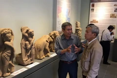 Du khách tham quan triển lãm. (Ảnh: Quốc Việt/TTXVN)