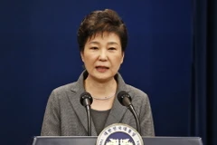 Tổng thống Park Geun-hye trong bài phát biểu trực tiếp trên truyền hình về vụ bê bối chính trị liên quan đến người bạn thân Choi Soon-sil, tại Seoul ngày 29/11. (Nguồn: AP/TTXVN)