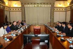 Chủ tịch Ủy ban Nhân dân Thành phố Hồ Chí Minh Nguyễn Thành Phong tiếp ông Michael Behrens, Chủ tịch Hiệp hội Doanh nghiệp châu Âu tại Việt Nam. (Ảnh: Thanh Vũ/TTXVN)