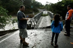 Một cây cầu bị hư hại vì bão Otto. (Nguồn: Reuters)