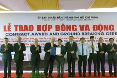 Nghi thức trao hợp đồng Gói thầu 1A. (Ảnh: Hoàng Hải/TTXVN) 