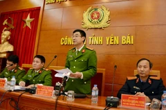 Đại tá Phạm Ngọc Thắng, Phó Giám đốc Công an tỉnh, Thủ trưởng Cơ quan cảnh sát điều tra Công an tỉnh Yên Bái thông tin cho các cơ quan báo chí về vụ án. (Ảnh: Thế Duyệt/TTXVN)