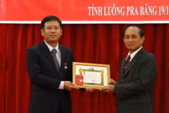 Tổng Lãnh sự Luang Prabang Trần Văn Tuấn thay mặt tập thể Tổng lãnh sự quán nhận huy chương hữu nghị của Chính phủ Lào từ ông Khamkhan Chanthavisuk, Ủy viên Trung ương Đảng, Bí thư, Tỉnh trưởng Luang Prabang. (Ảnh: Phạm Kiên/Vietnam+)