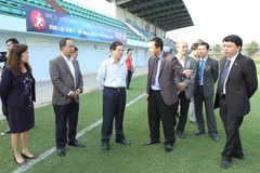 Nguyên Chủ tịch nước Nguyễn Minh Triết thăm sân tập bóng đá tại Trung tâm đào tạo bóng đá trẻ Việt Nam. (Ảnh: Quốc Khánh/TTXVN)