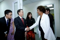 Tổng Giám đốc Nguyễn Đức Lợi đón Tổng Thư ký Tổ chức Pháp ngữ (OIF) bà Michaelle Jean. (Ảnh: An Đăng/TTXVN