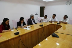 Đại sứ Tôn Sinh Thành trao đổi với ông Vaikom Wiswan, Ủy viên Trung ương Đảng CPI-M, Tổng Thư ký Mặt trận Dân chủ Cánh tả tại Kerala. (Nguồn: Đại sứ quán Việt Nam tại Ấn Độ)