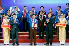 Phó Thủ tướng Vương Đình Huệ và Bí thư thứ nhất Trung ương Đoàn Lê Quốc Phong trao giải thưởng Lương Đình Của lần thứ XI năm 2016. (Ảnh: Phạm Kiên/TTXVN)