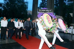 Đoàn đại biểu Văn phòng Chính phủ viếng đồng chí Nguyễn Văn Chính. (Nguồn: TTXVN)