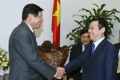 Phó Thủ tướng Vương Đình Huệ tiếp ông Bouasone Bouphavanh, Viện trưởng Viện Nghiên cứu Kinh tế quốc gia Lào, nguyên Thủ tướng Chính phủ Lào. (Ảnh: Nguyễn Dân/TTXVN)