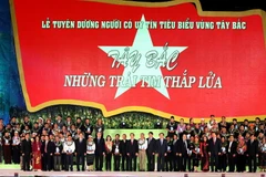 Các lãnh đạo Đảng, Nhà nước chụp ảnh với đại biểu người có uy tín tiêu biểu vùng Tây Bắc. (Ảnh: Trung Kiên/TTXVN)