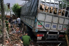 Lực lượng chức năng khám nghiệm hiện trường vụ tai nạn. (Ảnh: Hưng Thịnh/TTXVN)