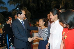 Chủ tịch nước Trần Đại Quang với cán bộ nhân viên Đại sứ quán, đại diện Cộng đồng người Việt Nam đang học tập, làm ăn và sinh sống tại Cuba. (Ảnh: Nhan Sáng/TTXVN)