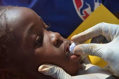Uống vắcxin phòng dịch tả ở Tanzania. (Nguồn: UNHCR)