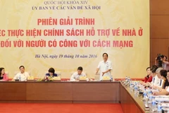 Đại biểu Quốc hội tỉnh Bến Tre Đặng Thuần Phong đặt câu hỏi chất vấn tại phiên họp. (Ảnh: Phương Hoa/TTXVN)