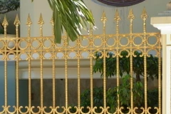 Cứu sống bé trai rơi từ tầng 3 bị thanh sắt đâm trúng tim, phổi