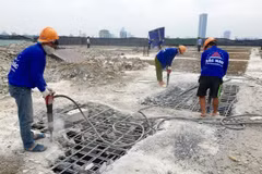 Công ty cổ phần Phương Bắc dùng máy khoan phá dỡ bêtông tòa nhà 8B Lê Trực. (Ảnh: Minh Nghĩa/TTXVN)
