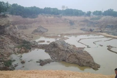 Bắt quả tang vụ khai thác đất trái phép sát sân bay Nội Bài