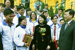 Phó Chủ tịch nước Đặng Thị Ngọc Thịnh với các đại biểu. (Ảnh: Nguyễn Dân/TTXVN)