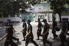 Cảnh sát Indonesia bên ngoài Đại sứ quán Myanmar. (Nguồn: AP)