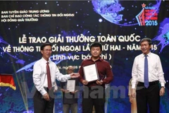 Đại diện Báo điện tử VietnamPlus-TTXVN nhận giải nhất Giải báo chí toàn quốc về thông tin đối ngoại năm 2015 với tác phẩm 'Việt Nam vươn lên về mọi mặt sau 70 năm lập quốc.' (Ảnh: Minh Chiến/Vietnam+)