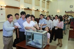 Cán bộ, nhân viên của Bộ Giáo dục và Đào tạo ủng hộ đồng bào miền Trung bị lũ lụt. (Ảnh: Quý Trung/TTXVN)