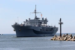 Soái hạm hạm đội 6 của Mỹ, tàu USS Mount Whitney ở Biển Đen. (Nguồn: Sputnik)