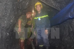 Lực lượng cứu hộ tìm kiếm nạn nhân một vụ sập hầm lò. (Ảnh: Nhan Sinh/TTXVN) 