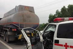 Xe cấp cứu đâm đuôi xe bồn làm 1 người chết, 4 người bị thương
