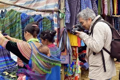 Du khách thích thú với phiên chợ vùng cao. (Ảnh: Thanh Hà/TTXVN)