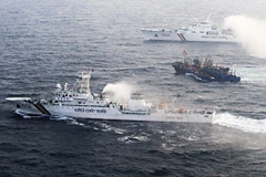 Lực lượng bảo vệ bờ biển Hàn Quốc bắt giữ các tàu cá Trung Quốc đánh cá trộm hồi tháng 6/2016. (Nguồn: AFP)