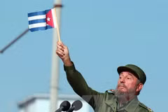 Lãnh tụ Cuba Fidel Castro phát biểu trước hàng nghìn người dân bên ngoài Văn phòng đại diện quyền lợi của Mỹ ở La Habana (Cuba) ngày 21/6/2004. (Nguồn: EPA/TTXVN)